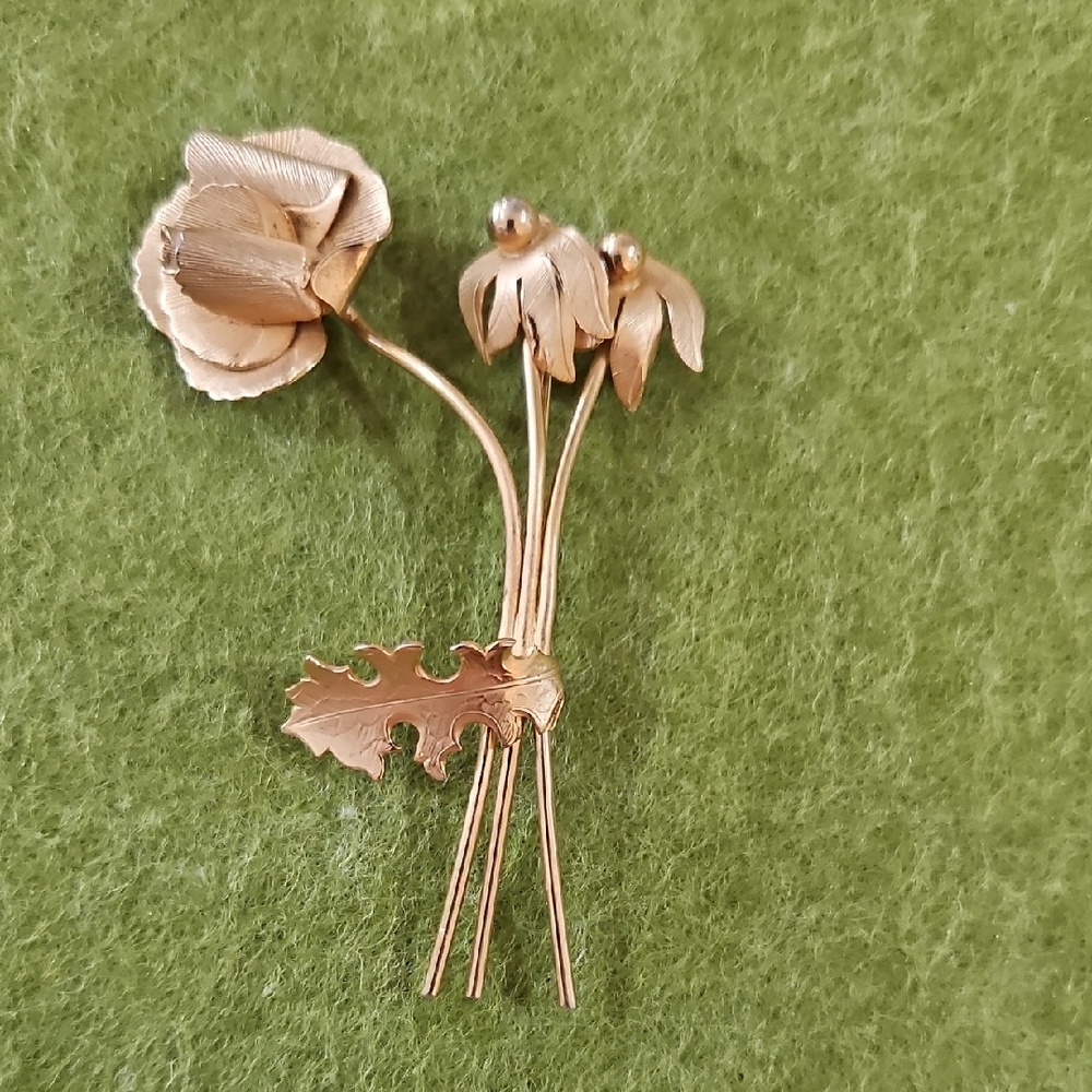 Unique Giovanni Gold Floral Leaf Brooch